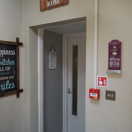 Apartamento Slough Centre Townhouse With Driveway Parking For Up To Two Cars Exterior foto