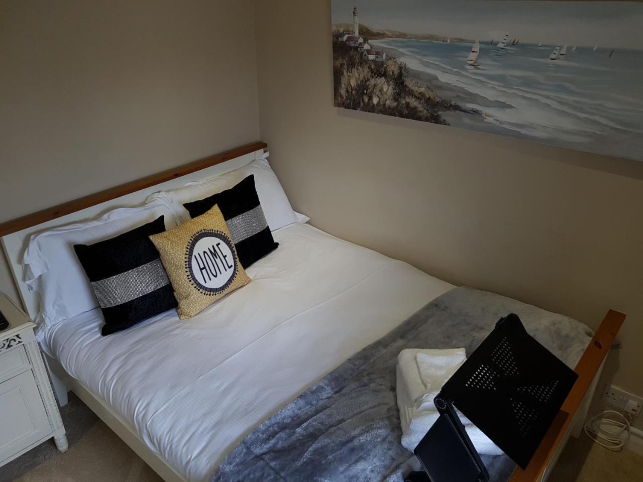 Apartamento Slough Centre Townhouse With Driveway Parking For Up To Two Cars Exterior foto