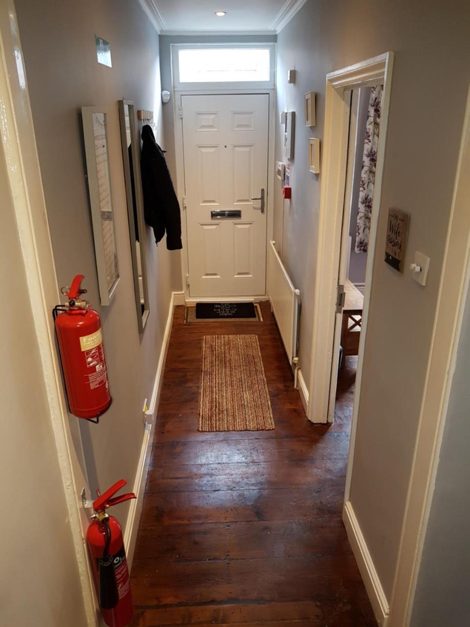 Apartamento Slough Centre Townhouse With Driveway Parking For Up To Two Cars Exterior foto