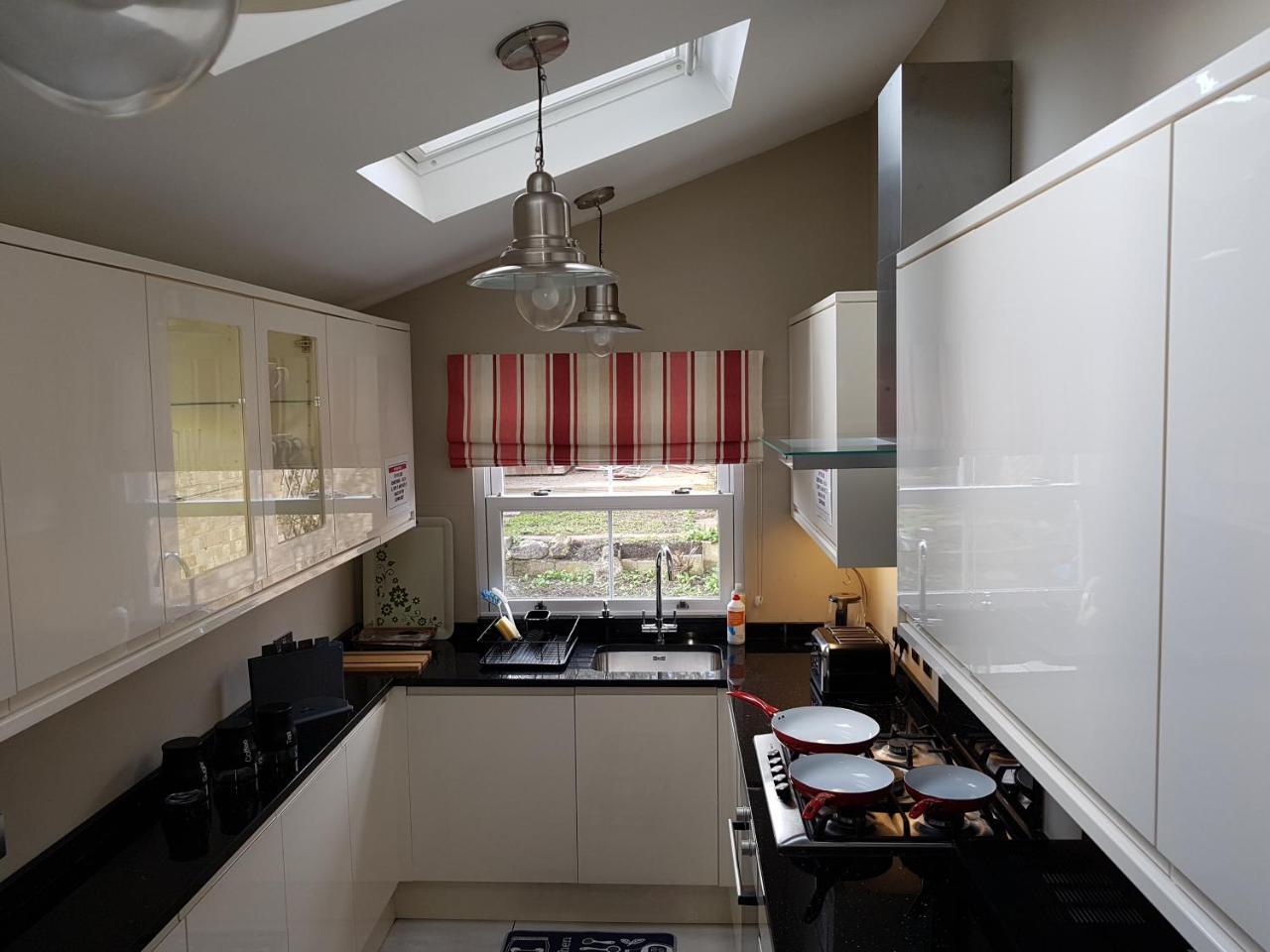 Apartamento Slough Centre Townhouse With Driveway Parking For Up To Two Cars Exterior foto