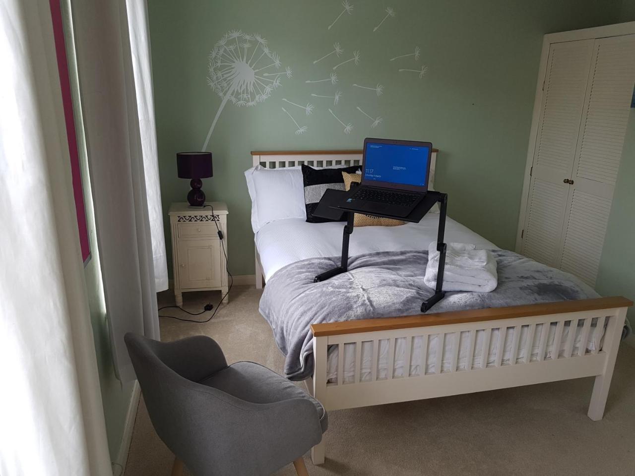 Apartamento Slough Centre Townhouse With Driveway Parking For Up To Two Cars Exterior foto