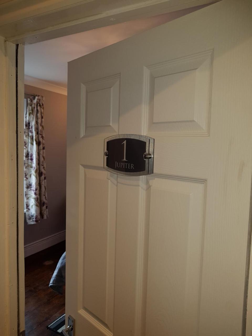 Apartamento Slough Centre Townhouse With Driveway Parking For Up To Two Cars Exterior foto