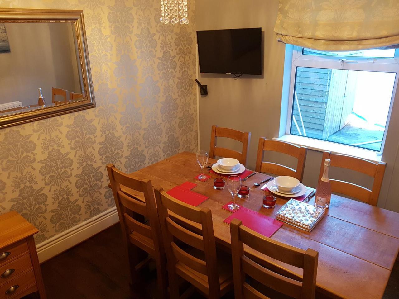 Apartamento Slough Centre Townhouse With Driveway Parking For Up To Two Cars Exterior foto